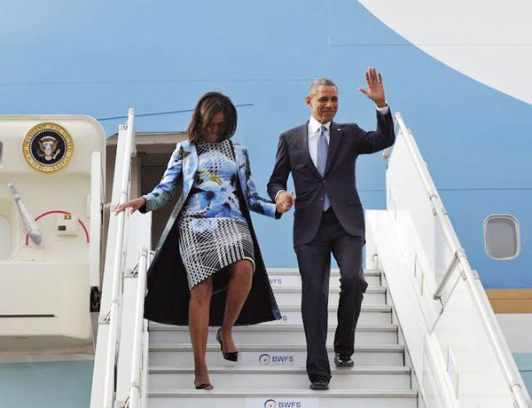 
Và lần nào cũng vậy, Tổng thống Obama không bao giờ quên nắm tay vợ mình lúc bước xuống cầu thang máy bay. Ông luôn chứng tỏ mình là bờ vai vững chắc, là chỗ dựa tin cậy cho người bạn đời của mình.
