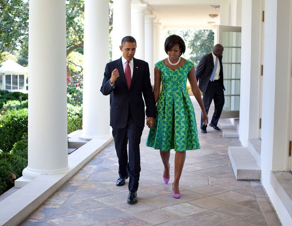 
Họ nắm tay nhau thật chặt cho dù ở bất cứ nơi đâu. Bà Michelle có lẽ là người phụ nữ duy nhất xuất hiện trong ánh mắt và cả tâm trí Obama, nếu không kể đến hai cô con gái.
