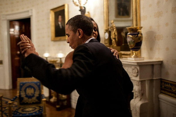 
Vợ chồng Tổng thống Obama nắm tay nhau tập dượt cho tiết mục nhảy đôi trước buổi hòa nhạc Tháng Năm, 2012 tại Nhà Trắng.
