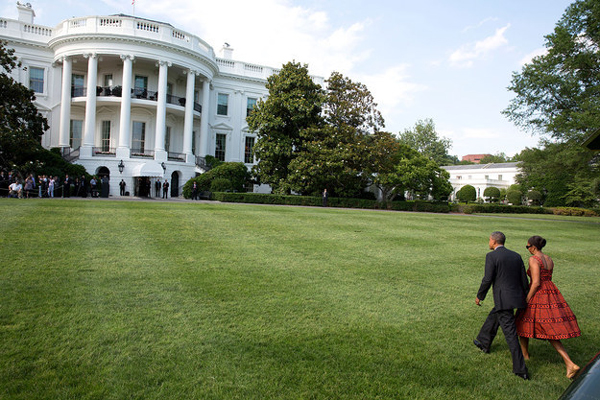 
Hay khi đi qua bãi cỏ xanh mướt trước Nhà Trắng, hai vợ chồng Tổng thống vẫn nắm tay nhau cùng sải bước đi.
