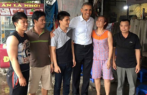 Chị Thu Trà và người dân Hà Nội chụp ảnh lưu niệm cùng Tổng thống Obama chiều 24/5.