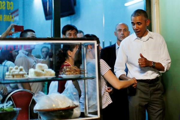 Sau bữa ăn, Tổng thống đã dành lời khen và cảm ơn chủ quán. Ông thân thiện bắt tay, chào hỏi từng nhân viên phục vụ của quán.