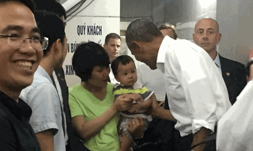 Ngay cả những vị khách trong quán, Tổng thống cũng đến tận nơi để chào hỏi. Một em bé trong quán được Tổng thống Obama hỏi thăm. Hình ảnh Tổng thống Mỹ thưởng thức bún chả Hà Nội đã gây bão mạng những ngày qua.