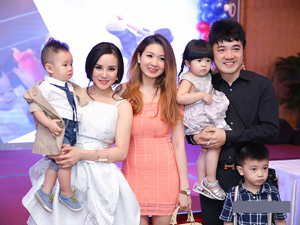 
Ca sĩ Dương Ngọc Thái đưa vợ và hai con xinh xắn dự lễ thôi nôi con trai Vy Oanh.
