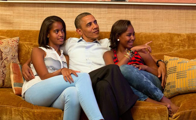 
Ông Obama và hai con gái.
