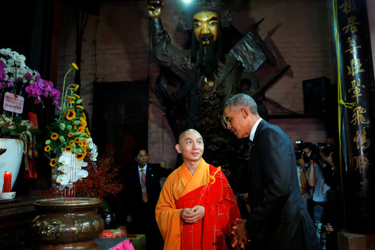 
Ông Obama tại chùa Ngọc Hoàng chiều ngày 24/5.
