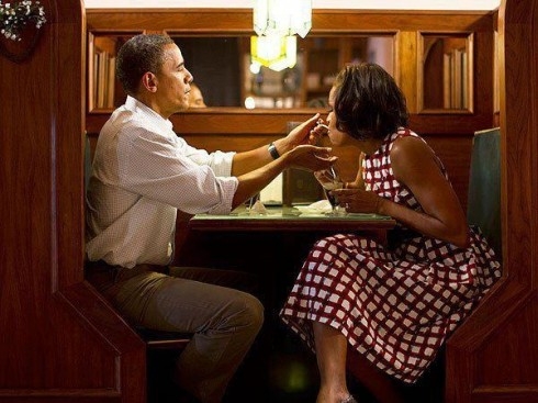 
Khoảnh khắc hạnh phúc của vợ chồng Tổng thống Obama
