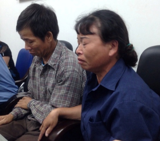 
Vợ chồng ông Nguyễn Thanh Chấn trong buổi làm việc với Tòa phúc thẩm TAND tối cao tại Hà Nội. Ảnh Cao Tuân
