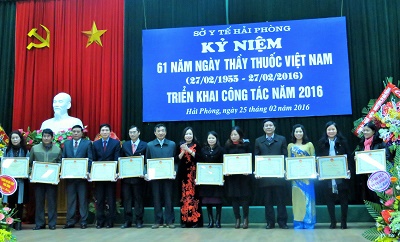 Thừa ủy quyền, TS Phạm Thu Xanh trao Bằng khen của Bộ Y tế cho các cá nhân, tập thể ngành y thành phố