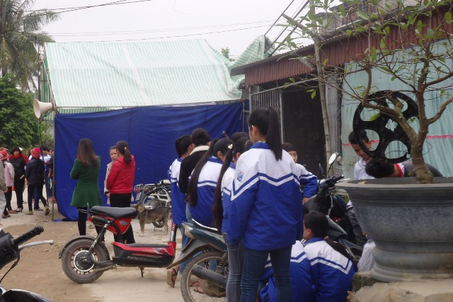 Rất nhiều học sinh, đồng nghiệp đến viếng tại gia đình chị Lê Thị Mai con gái ông Thong