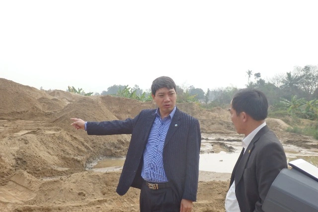 Ông Lê Đức Giang (trái), Chủ tịch UBND huyện Hoằng Hóa chỉ đạo đóng cửa bãi cát