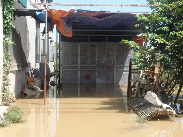 Nhiều hộ dân phải đóng cửa di tản đi nơi khác vì nước ngập sâu trong nhà