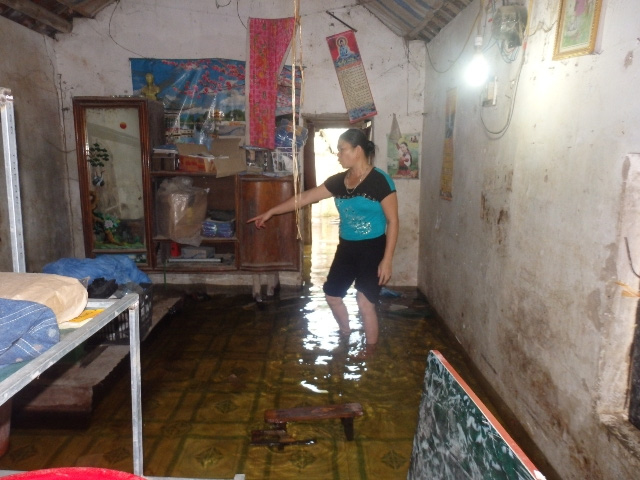 Nước ngập lênh láng khắp nơi khiến cháu ngoại 2 tuổi của bà Vũ Thị Nguyệt suýt chết đuối