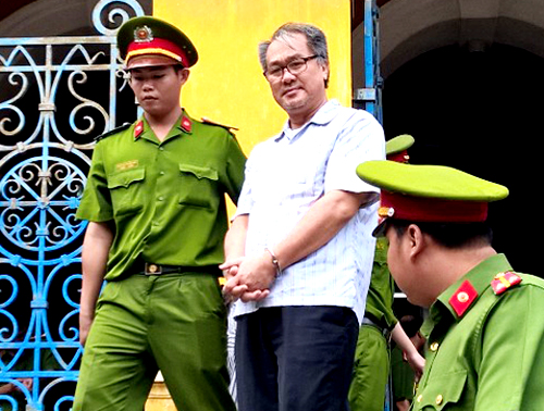 Phạm Công Danh đã từng khóc trước vành móng ngựa vì ân hận bước nhầm chân vào lihnx vực ngân hàng. (ảnh: TL)