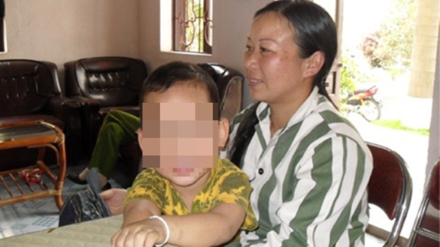 
Nguyễn Thị Oanh và cậu con trai thời điểm cháu bé 3 tuổi.
