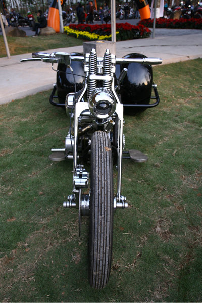 
Một chiếc Harley Davidson được độ 2 bánh sau rất lạ mắt
