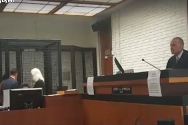 
Luật sư và thông dịch viên đang trao đổi cùng Minh Béo về án phạt mà tòa tuyên.
