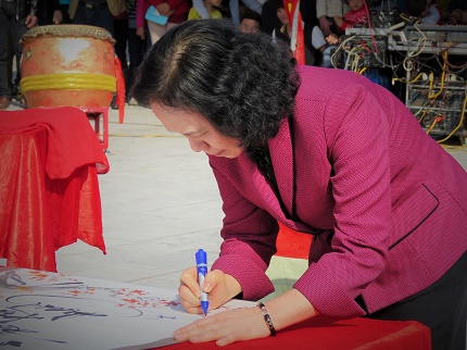 Bà Nguyễn Thị Nghĩa-Phó Bí thư thường trực Thành ủy Hải Phòng ký khai bút đầu năm