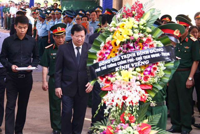
Phó Thủ tướng Trịnh Đình Dũng đến viếng và đặt vòng hoa
