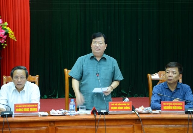Đêm 15/10, sau khi kiểm tra trực tiếp công tác khắc phục hậu quả mưa lũ, Phó Thủ tướng Trịnh Đình Dũng đã chủ trì họp khẩn về mưa lũ tới 12h đêm tại Quảng Bình