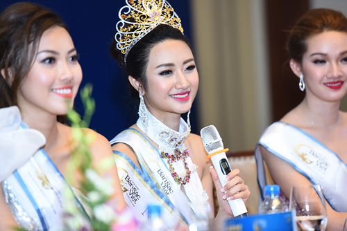 
Hoa hậu Thu Ngân cùng hai Á hậu giải đáp thắc mắc của báo chí sau đêm chung kết. Ảnh: Giang Huy
