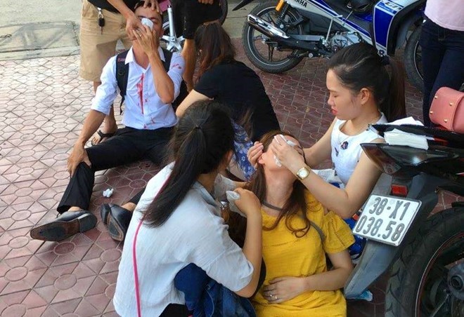 
Chị B&igrave;nh (&aacute;o v&agrave;ng) bị người t&igrave;nh cũ h&agrave;nh hung. Ảnh: Người nh&agrave; nạn nh&acirc;n cung cấp.
