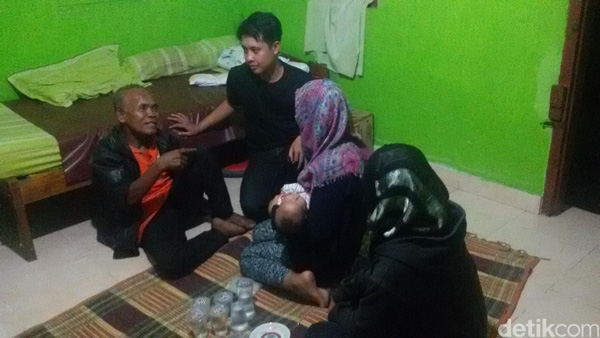 Ông Waluyo trở về trước sự ngỡ ngàng của người nhà.