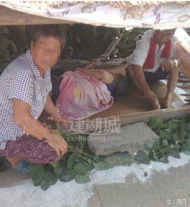 
Cụ b&agrave; đ&aacute;ng thương được người d&acirc;n đưa v&agrave;o chỗ m&aacute;t nghỉ ngơi.
