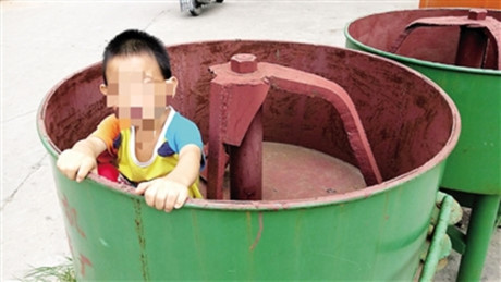 Sau khi mẹ qua đời Tiểu Chung được gửi tới sống cùng nhà bác (Ảnh: Sina)