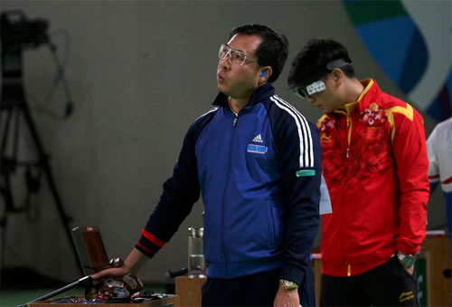 Hoàng Xuân Vinh trong phần thi ở chung kết tối 10/8. Ảnh: Reuters.
