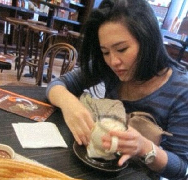 
Jessica l&eacute;n cho thuốc độc v&agrave;o cốc cafe của bạn th&acirc;n trước đ&oacute;.

