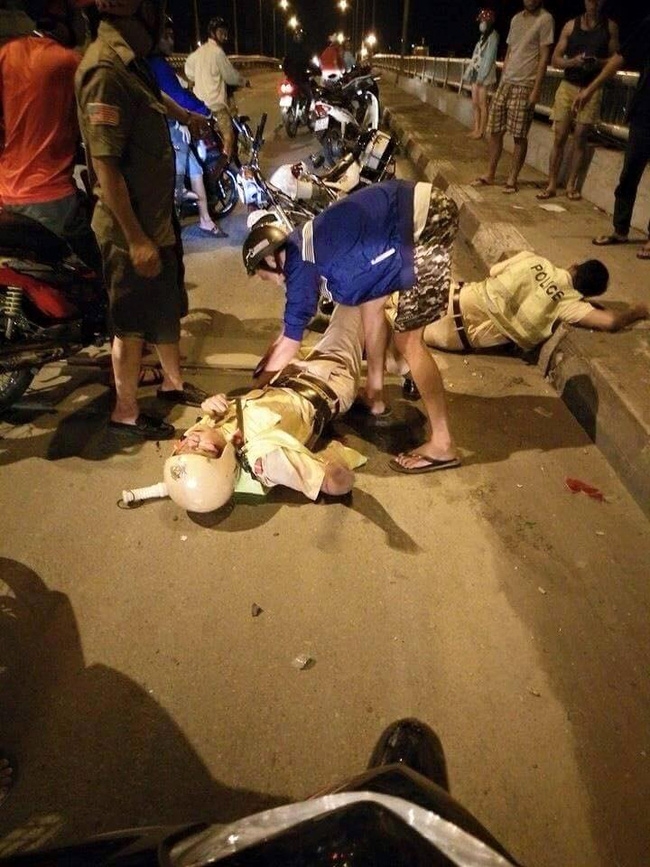 2 CSGT trọng thương khi đang làm nhi&ecirc;̣m vụ. Ảnh: Facebook