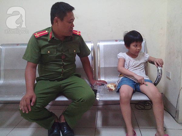 B&eacute; g&aacute;i đi lạc đang được cảnh s&aacute;t chăm s&oacute;c.