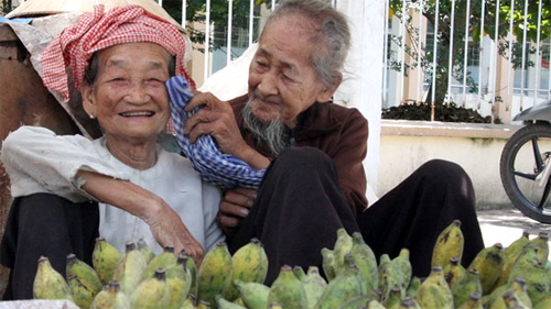 Hạnh phúc giản dị của cặp vợ chồng già ở thị trấn Cai Lậy, tỉnh Tiền Giang.