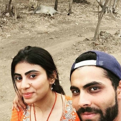 
Ravindra Jadeja v&agrave; vợ đến rất gần bầy sư tử để chụp ảnh. Ảnh: Ravindra Jadeja/Instagram.
