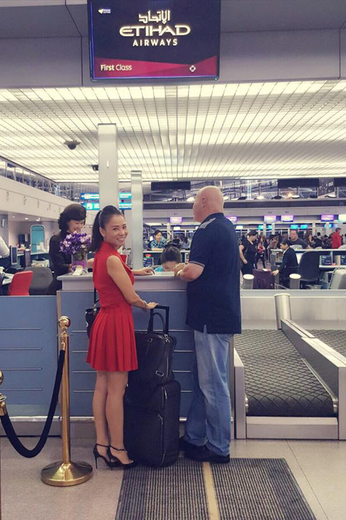 
Vợ chồng Thu Minh ở sân bay.
