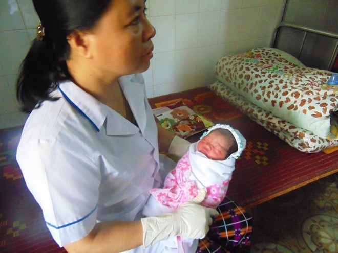 Bé gái sơ sinh bị bỏ rơi trước cổng chùa đang được Trạm y tế xã chăm sóc. Ảnh: Tân Kỳ.