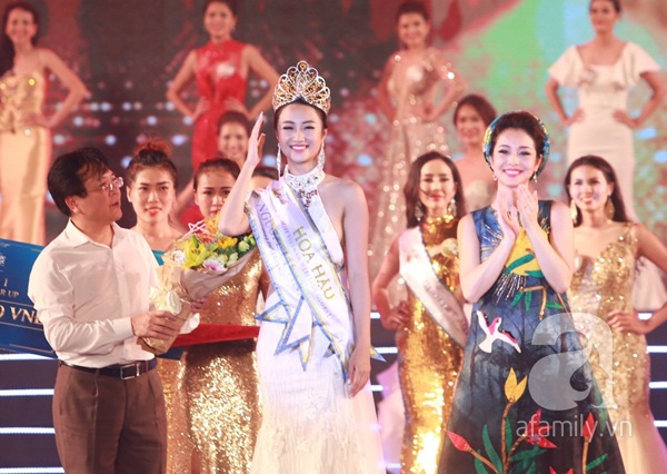 
Trần Thị Thu Ng&acirc;n đăng quang nối d&agrave;i danh s&aacute;ch người đẹp Hải Ph&ograve;ng.
