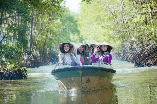 
Thí sinh Hoa hậu Việt Nam hào hứng tham quan đảo Khỉ.
