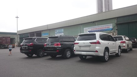 
Xe ô tô nhập khẩu tại Chi cục Hải quan bắc Hà Nội.
