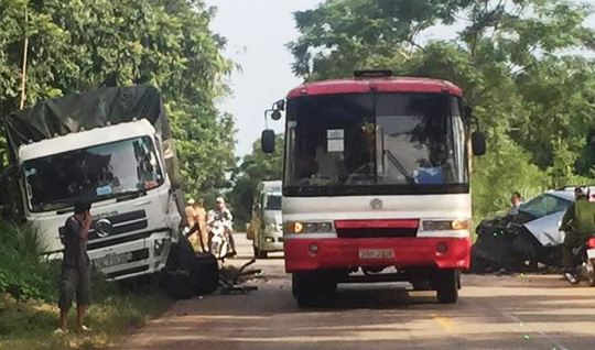 
Hiện trường vụ tai nạn giữa xe tải và xe 7 chỗ trên tuyến đường Hồ Chí Minh qua Thanh Hóa.
