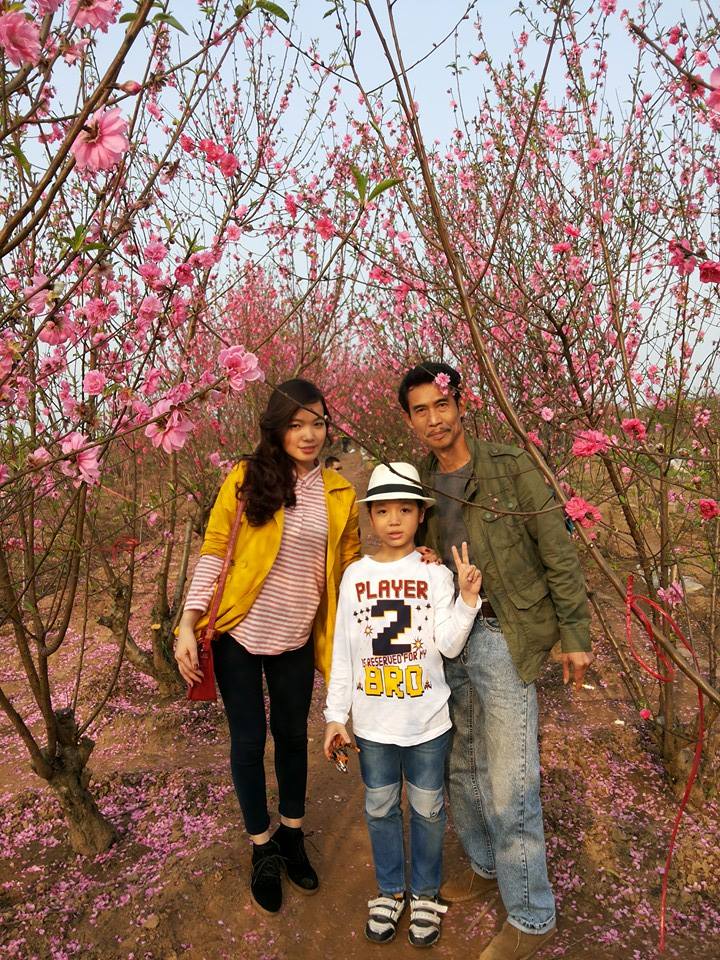 
Phú Đôn cùng vợ và con trai.
