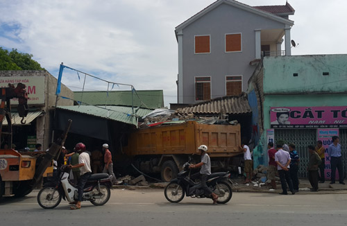 Hiện trường xe tải găm đầu vào quán. Ảnh: Hải Bình.