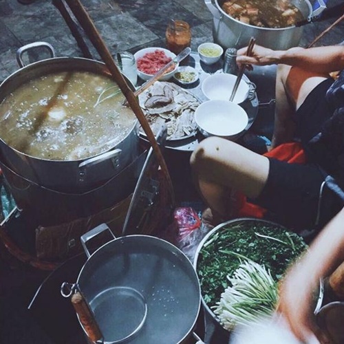 Dù mở vào giờ “trái khoáy” nhưng gánh phở vẫn đông khách. Ảnh: Instagram pngtram