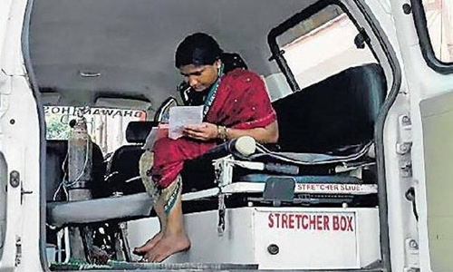 
Sản phụ Ranju Kumari l&agrave;m b&agrave;i kiểm tra sau khi sinh con một tiếng rưỡi. Ảnh: Gulf News.
