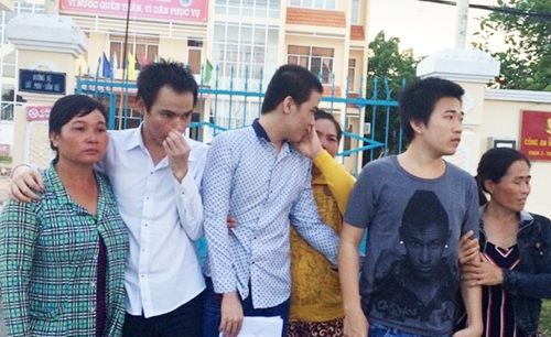 Hơn một năm k&ecirc;u oan, ba thanh ni&ecirc;n tho&aacute;t tội Cướp t&agrave;i sản. Ảnh: Ph&uacute;c Hưng