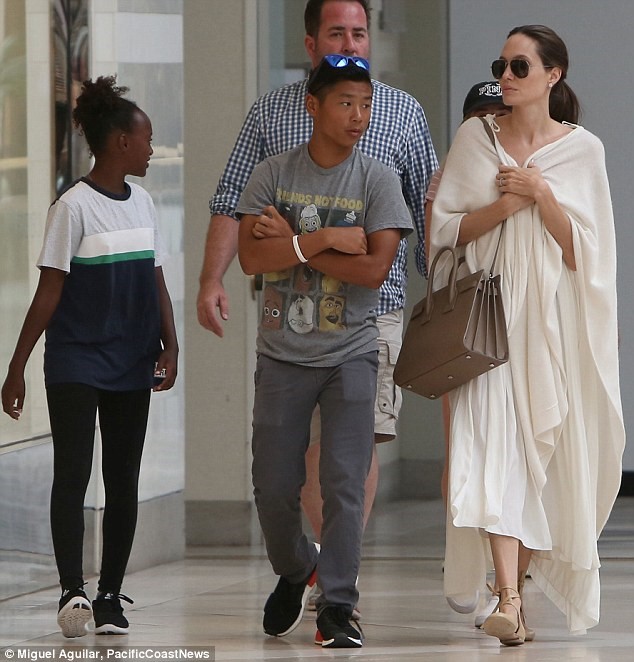 
Pax Thiên cùng em gái Zahara đi mua sắm với mẹ Angelina Jolie hôm 14/8. Ảnh:DM
