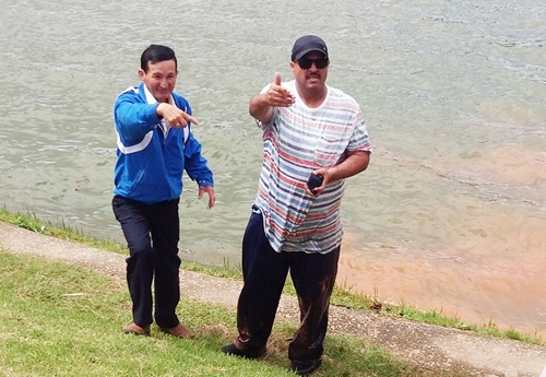 Người đ&agrave;n &ocirc;ng nước ngo&agrave;i ướt sũng sau khi nhảy xuống hồ nước s&acirc;u khoảng 2 m cứu ch&aacute;u b&eacute;. Ảnh: Minh Mọi