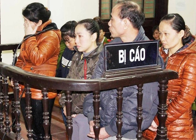 Nguyễn Ho&agrave;i Thu (ở giữa, mũi t&ecirc;n đỏ) v&agrave; đồng bọn trong vụ Mua b&aacute;n tr&aacute;i ph&eacute;p chất ma t&uacute;y trước v&agrave;nh m&oacute;ng ngựa tại phi&ecirc;n xử năm 2012. Ảnh: Đ.L.