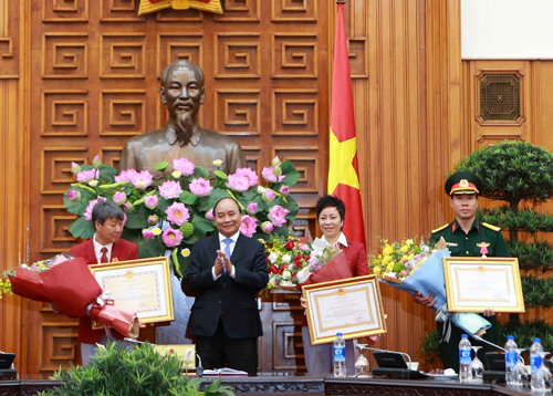 Hoàng Xuân Vinh được Thủ tướng Nguyễn Xuân Phúc trao Huân chương lao động hạng nhất. Ảnh: Ngọc Dung